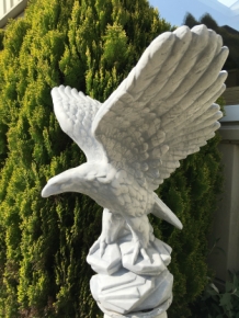 Steinadler, schöne Skulptur